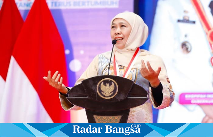 Gubernur Jawa Timur Khofifah Indar Parawansa menyampaikan apresiasi kepada insan pendidikan se-Jatim saat peluncuran 1.580 karya buku yang memecahkan Rekor MURI Dunia, di Atrium Grand City Mall Surabaya, Sabtu (4/10/2025). (Foto Dok Ho/RadarBangsa.co.id)