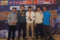 Para pelajar MAN 1 Pasuruan berpose bangga usai meraih medali emas dan perak dalam ajang 15th World Robotic for Peace di Kuala Lumpur, Malaysia, 3–5 Oktober 2025. (Foto Dok Ho/RadarBangsa.co.id)