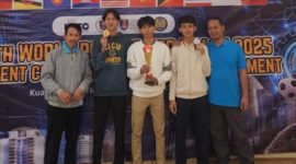Para pelajar MAN 1 Pasuruan berpose bangga usai meraih medali emas dan perak dalam ajang 15th World Robotic for Peace di Kuala Lumpur, Malaysia, 3–5 Oktober 2025. (Foto Dok Ho/RadarBangsa.co.id)