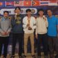 Para pelajar MAN 1 Pasuruan berpose bangga usai meraih medali emas dan perak dalam ajang 15th World Robotic for Peace di Kuala Lumpur, Malaysia, 3–5 Oktober 2025. (Foto Dok Ho/RadarBangsa.co.id)