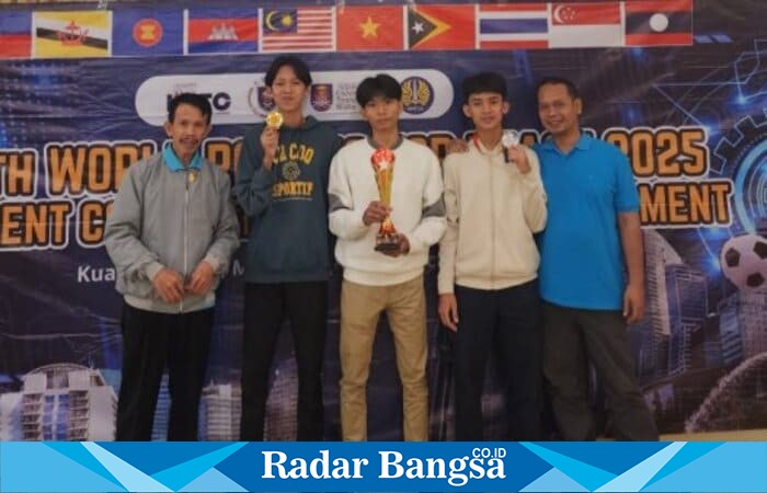 Para pelajar MAN 1 Pasuruan berpose bangga usai meraih medali emas dan perak dalam ajang 15th World Robotic for Peace di Kuala Lumpur, Malaysia, 3–5 Oktober 2025. (Foto Dok Ho/RadarBangsa.co.id)