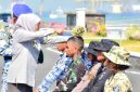 Gubernur Jawa Timur Khofifah Indar Parawansa menyiramkan air kembang kepada taruna dalam prosesi Pembaretan Kolektif SMA Negeri Taruna se-Jawa Timur di Dermaga Madura, Koarmada II TNI AL Surabaya, Kamis (16/10/2025).  (Foto Dok Ho/RadarBangsa.co.id)
