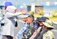 Gubernur Jawa Timur Khofifah Indar Parawansa menyiramkan air kembang kepada taruna dalam prosesi Pembaretan Kolektif SMA Negeri Taruna se-Jawa Timur di Dermaga Madura, Koarmada II TNI AL Surabaya, Kamis (16/10/2025).  (Foto Dok Ho/RadarBangsa.co.id)