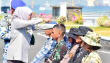 Gubernur Jawa Timur Khofifah Indar Parawansa menyiramkan air kembang kepada taruna dalam prosesi Pembaretan Kolektif SMA Negeri Taruna se-Jawa Timur di Dermaga Madura, Koarmada II TNI AL Surabaya, Kamis (16/10/2025).  (Foto Dok Ho/RadarBangsa.co.id)