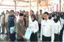 Wakil Bupati Bangkalan menyerahkan SK PPPK Tahap 2 Formasi 2023 di Pendopo Agung, Senin (20/10). (Foto Dok Ho/RadarBangsa.co.id)