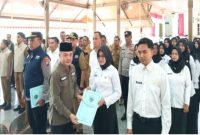 Wakil Bupati Bangkalan menyerahkan SK PPPK Tahap 2 Formasi 2023 di Pendopo Agung, Senin (20/10). (Foto Dok Ho/RadarBangsa.co.id)