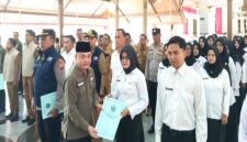 Wakil Bupati Bangkalan menyerahkan SK PPPK Tahap 2 Formasi 2023 di Pendopo Agung, Senin (20/10). (Foto Dok Ho/RadarBangsa.co.id)