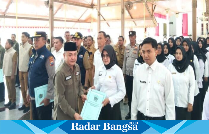Wakil Bupati Bangkalan menyerahkan SK PPPK Tahap 2 Formasi 2023 di Pendopo Agung, Senin (20/10). (Foto Dok Ho/RadarBangsa.co.id)