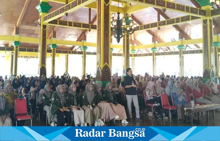 Kepala Dinas KBP3A Bangkalan, Sudiyo, saat menyampaikan evaluasi kinerja Tim Pendamping Keluarga (TPK) di Pendopo Pratanu, Kantor Pemkab Bangkalan, Jumat (10/10/2025). (Dok. KBP3A Bangkalan) 
