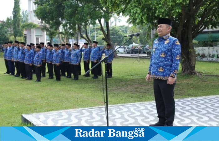 Wakil Bupati Bangkalan Moh. Fauzan Ja’far memimpin Upacara Peringatan Hari Sumpah Pemuda ke-97 di halaman Kantor Pemkab Bangkalan, Selasa (28/10/2025). (Foto Dok Ho/RadarBangsa.co.id)