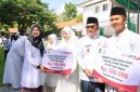 Bupati Banyuwangi Ipuk Fiestiandani menyerahkan secara simbolis insentif kepada guru ngaji saat upacara peringatan Hari Santri Nasional di halaman Kantor Bupati Banyuwangi, Rabu (22/10/2025). (Foto Dok Ho/RadarBangsa.co.id)