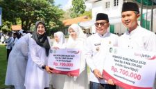 Bupati Banyuwangi Ipuk Fiestiandani menyerahkan secara simbolis insentif kepada guru ngaji saat upacara peringatan Hari Santri Nasional di halaman Kantor Bupati Banyuwangi, Rabu (22/10/2025). (Foto Dok Ho/RadarBangsa.co.id)