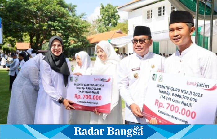 Bupati Banyuwangi Ipuk Fiestiandani menyerahkan secara simbolis insentif kepada guru ngaji saat upacara peringatan Hari Santri Nasional di halaman Kantor Bupati Banyuwangi, Rabu (22/10/2025). (Foto Dok Ho/RadarBangsa.co.id)