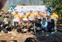 Bupati Madiun H. Hari Wuryanto dan Wakil Bupati dr. Purnomo Hadi (tengah) berfoto bersama Forkopimda dan jajaran OPD usai kegiatan kerja bakti membangun rumah layak huni dalam rangka Bakti Sosial Terpadu (BST) di Desa Nampu, Kecamatan Gemarang, Kabupaten Madiun, Selasa (15/10/2025). (Foto: Dok. Ho/RadarBangsa.co.id) 
