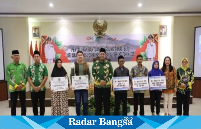 Pemkab Pasuruan serahkan BLT DBHCHT 2025 di Hotel Tanjung Prigen. (Foto Dok Ho/RadarBangsa.co.id)
