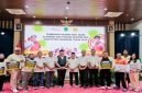 Bupati Pasuruan Rusdi Sutejo menyerahkan penghargaan kepada atlet berprestasi dalam acara Reward bagi Insan Olahraga dan Pemuda 2025 di Auditorium Mpu Sindok, Jumat (24/10/2025). Total bonus yang dibagikan mencapai Rp3,594 miliar. (Foto Dok Ho/RadarBangsa.co.id)