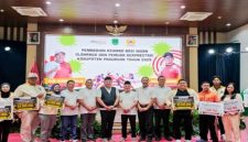 Bupati Pasuruan Rusdi Sutejo menyerahkan penghargaan kepada atlet berprestasi dalam acara Reward bagi Insan Olahraga dan Pemuda 2025 di Auditorium Mpu Sindok, Jumat (24/10/2025). Total bonus yang dibagikan mencapai Rp3,594 miliar. (Foto Dok Ho/RadarBangsa.co.id)