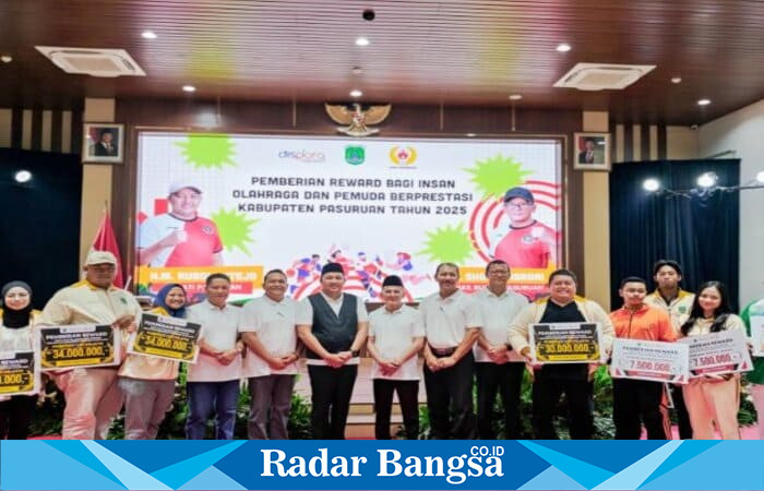 Bupati Pasuruan Rusdi Sutejo menyerahkan penghargaan kepada atlet berprestasi dalam acara Reward bagi Insan Olahraga dan Pemuda 2025 di Auditorium Mpu Sindok, Jumat (24/10/2025). Total bonus yang dibagikan mencapai Rp3,594 miliar. (Foto Dok Ho/RadarBangsa.co.id)