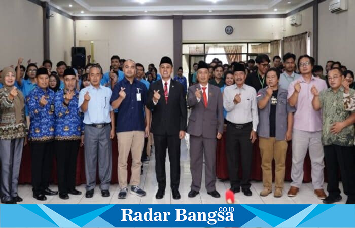 Wali Kota Blitar, Syauqul Muhibbin, berfoto bersama 116 peserta pelatihan kompetensi di Aula PKPRI, Selasa (28/10/2025). (Foto Dok Ho/RadarBangsa.co.id)