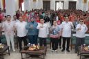 Wali Kota Semarang Agustina Wilujeng berfoto bersama jajaran PMI dan para penerima penghargaan usai penutupan Bulan Dana PMI 2025 di Wisma Perdamaian, Sabtu (18/10). (Foto Dok Ho/RadarBangsa.co.id)