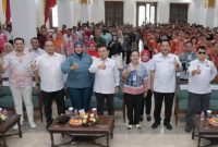 Wali Kota Semarang Agustina Wilujeng berfoto bersama jajaran PMI dan para penerima penghargaan usai penutupan Bulan Dana PMI 2025 di Wisma Perdamaian, Sabtu (18/10). (Foto Dok Ho/RadarBangsa.co.id)