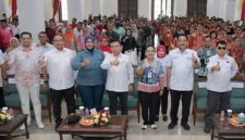 Wali Kota Semarang Agustina Wilujeng berfoto bersama jajaran PMI dan para penerima penghargaan usai penutupan Bulan Dana PMI 2025 di Wisma Perdamaian, Sabtu (18/10). (Foto Dok Ho/RadarBangsa.co.id)