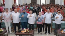 Wali Kota Semarang Agustina Wilujeng berfoto bersama jajaran PMI dan para penerima penghargaan usai penutupan Bulan Dana PMI 2025 di Wisma Perdamaian, Sabtu (18/10). (Foto Dok Ho/RadarBangsa.co.id)