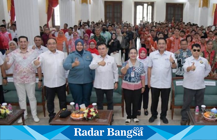 Wali Kota Semarang Agustina Wilujeng berfoto bersama jajaran PMI dan para penerima penghargaan usai penutupan Bulan Dana PMI 2025 di Wisma Perdamaian, Sabtu (18/10). (Foto Dok Ho/RadarBangsa.co.id)