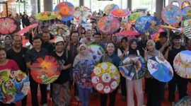 Wali Kota Semarang Agustina Wilujeng menutup Lomba Melukis Payung dan Kipas 2025 di Uptown Mall BSB City, Minggu (19/10). (Foto Dok Ho/RadarBangsa.co.id)