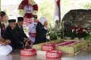 Khofifah Indar Parawansa memimpin upacara ziarah di Makam Bung Karno, rangkaian peringatan HUT ke-80 Pemerintah Provinsi Jawa Timur. (Foto Dok Ho/RadarBangsa.co.id)