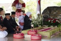 Khofifah Indar Parawansa memimpin upacara ziarah di Makam Bung Karno, rangkaian peringatan HUT ke-80 Pemerintah Provinsi Jawa Timur. (Foto Dok Ho/RadarBangsa.co.id)
