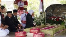 Khofifah Indar Parawansa memimpin upacara ziarah di Makam Bung Karno, rangkaian peringatan HUT ke-80 Pemerintah Provinsi Jawa Timur. (Foto Dok Ho/RadarBangsa.co.id)