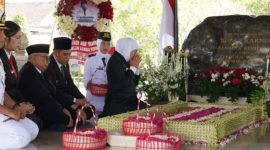 Khofifah Indar Parawansa memimpin upacara ziarah di Makam Bung Karno, rangkaian peringatan HUT ke-80 Pemerintah Provinsi Jawa Timur. (Foto Dok Ho/RadarBangsa.co.id)