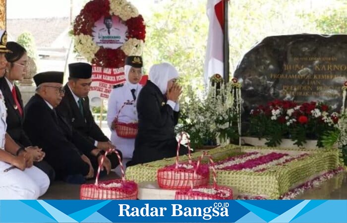 Khofifah Indar Parawansa memimpin upacara ziarah di Makam Bung Karno, rangkaian peringatan HUT ke-80 Pemerintah Provinsi Jawa Timur. (Foto Dok Ho/RadarBangsa.co.id)
