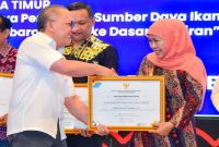 Gubernur Jawa Timur Khofifah Indar Parawansa menerima penghargaan BRIDA/BAPPERIDA Optimal 2025 dari Kepala BRIN Laksana Tri Handoko pada acara Apresiasi BRIDA/BAPPERIDA Optimal dan Forum Koordinasi Riset dan Inovasi Daerah (FKRID) 2025 di Gedung B.J. Habibie BRIN, Jakarta, Senin (27/10/2025) (Foto Dok Ho/RadarBangsa.co.id)