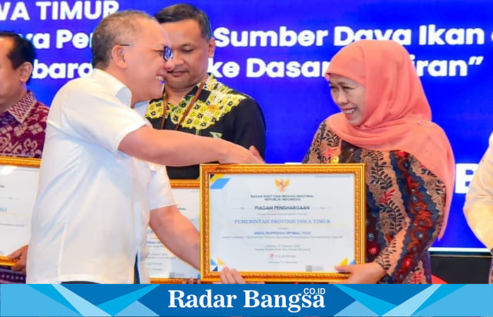 Gubernur Jawa Timur Khofifah Indar Parawansa menerima penghargaan BRIDA/BAPPERIDA Optimal 2025 dari Kepala BRIN Laksana Tri Handoko pada acara Apresiasi BRIDA/BAPPERIDA Optimal dan Forum Koordinasi Riset dan Inovasi Daerah (FKRID) 2025 di Gedung B.J. Habibie BRIN, Jakarta, Senin (27/10/2025) (Foto Dok Ho/RadarBangsa.co.id)