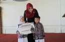Anggota DPD RI asal Jawa Timur, Dr. Lia Istifhama, menyerahkan beasiswa pendidikan kepada siswa berprestasi dalam kegiatan Penyerapan Aspirasi Masyarakat (Asmas) di Warung Apung Rachmawati, Kabupaten Gresik, Sabtu (18/10/2025). (Foto: Dok Ho/RadarBangsa.co.id)