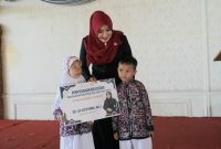 Anggota DPD RI asal Jawa Timur, Dr. Lia Istifhama, menyerahkan beasiswa pendidikan kepada siswa berprestasi dalam kegiatan Penyerapan Aspirasi Masyarakat (Asmas) di Warung Apung Rachmawati, Kabupaten Gresik, Sabtu (18/10/2025). (Foto: Dok Ho/RadarBangsa.co.id)