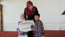 Anggota DPD RI asal Jawa Timur, Dr. Lia Istifhama, menyerahkan beasiswa pendidikan kepada siswa berprestasi dalam kegiatan Penyerapan Aspirasi Masyarakat (Asmas) di Warung Apung Rachmawati, Kabupaten Gresik, Sabtu (18/10/2025). (Foto: Dok Ho/RadarBangsa.co.id)