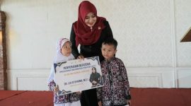 Anggota DPD RI asal Jawa Timur, Dr. Lia Istifhama, menyerahkan beasiswa pendidikan kepada siswa berprestasi dalam kegiatan Penyerapan Aspirasi Masyarakat (Asmas) di Warung Apung Rachmawati, Kabupaten Gresik, Sabtu (18/10/2025). (Foto: Dok Ho/RadarBangsa.co.id)