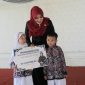 Anggota DPD RI asal Jawa Timur, Dr. Lia Istifhama, menyerahkan beasiswa pendidikan kepada siswa berprestasi dalam kegiatan Penyerapan Aspirasi Masyarakat (Asmas) di Warung Apung Rachmawati, Kabupaten Gresik, Sabtu (18/10/2025). (Foto: Dok Ho/RadarBangsa.co.id)