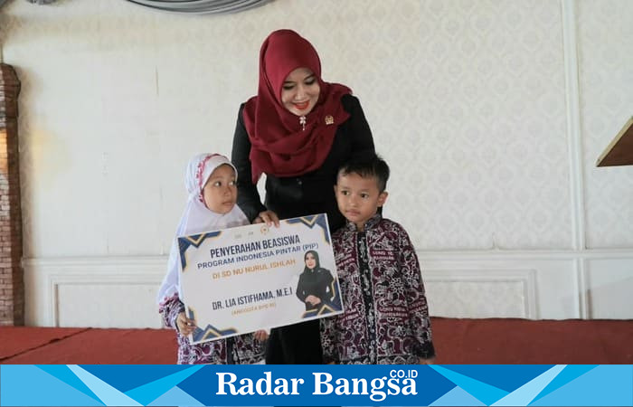 Anggota DPD RI asal Jawa Timur, Dr. Lia Istifhama, menyerahkan beasiswa pendidikan kepada siswa berprestasi dalam kegiatan Penyerapan Aspirasi Masyarakat (Asmas) di Warung Apung Rachmawati, Kabupaten Gresik, Sabtu (18/10/2025). (Foto: Dok Ho/RadarBangsa.co.id)