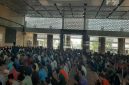 Ribuan jamaah melaksanakan Shalat Jumat di Masjid Namira, Desa Jotosanur, Kecamatan Tikung, Lamongan, Jumat (10/10/2025). (Foto Dok Ho/RadarBangsa.co.id)