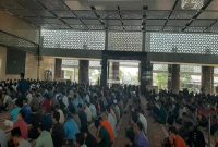 Ribuan jamaah melaksanakan Shalat Jumat di Masjid Namira, Desa Jotosanur, Kecamatan Tikung, Lamongan, Jumat (10/10/2025). (Foto Dok Ho/RadarBangsa.co.id)