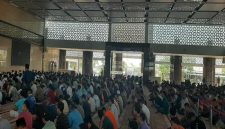 Ribuan jamaah melaksanakan Shalat Jumat di Masjid Namira, Desa Jotosanur, Kecamatan Tikung, Lamongan, Jumat (10/10/2025). (Foto Dok Ho/RadarBangsa.co.id)