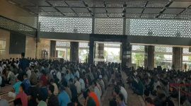 Ribuan jamaah melaksanakan Shalat Jumat di Masjid Namira, Desa Jotosanur, Kecamatan Tikung, Lamongan, Jumat (10/10/2025). (Foto Dok Ho/RadarBangsa.co.id)