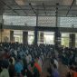 Ribuan jamaah melaksanakan Shalat Jumat di Masjid Namira, Desa Jotosanur, Kecamatan Tikung, Lamongan, Jumat (10/10/2025). (Foto Dok Ho/RadarBangsa.co.id)