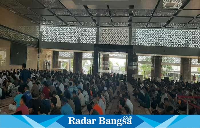 Ribuan jamaah melaksanakan Shalat Jumat di Masjid Namira, Desa Jotosanur, Kecamatan Tikung, Lamongan, Jumat (10/10/2025). (Foto Dok Ho/RadarBangsa.co.id)