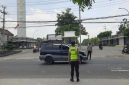 Petugas kepolisian Polsek Tikung mengatur arus lalu lintas di sekitar Masjid Namira, Jotosanur, saat pelaksanaan Sholat Jumat, Jumat (3/10/2025). (Foto Dok Ho/RadarBangsa.co.id) 