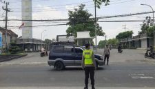 Petugas kepolisian Polsek Tikung mengatur arus lalu lintas di sekitar Masjid Namira, Jotosanur, saat pelaksanaan Sholat Jumat, Jumat (3/10/2025). (Foto Dok Ho/RadarBangsa.co.id) 